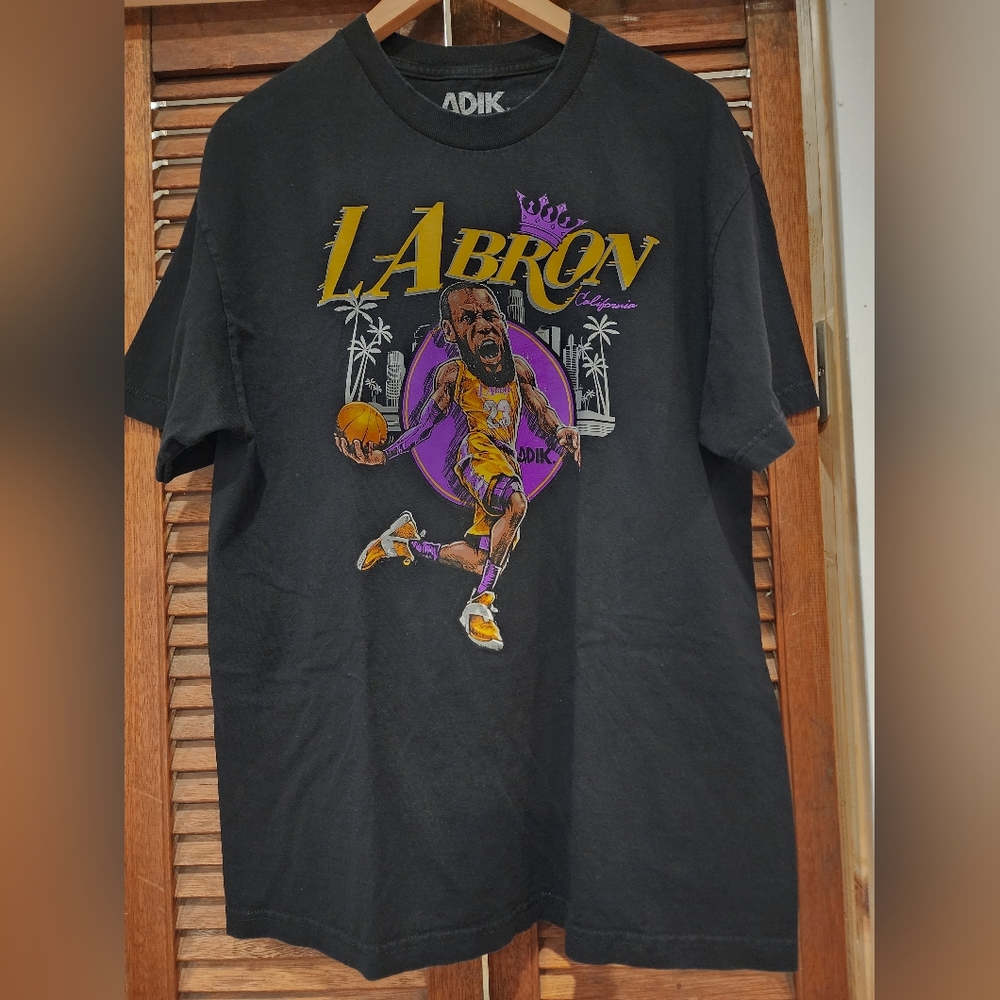 LA Lakers LAbron 23 Black Graphic Tee with Purple and Yellow Accents Size L